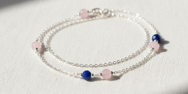 Pulsera artesanal de doble cadena de plata de ley con cuentas de cuarzo rosa y lapislázuli.
